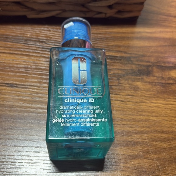 Clinique Blue Moisturizer for Ultimate Hydration - Picture 2 of 3